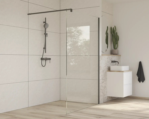 Kúpeľňa so sprchovacím kútom, sprchovacou batériou a umývadlom