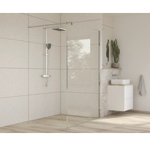 Sprchovací kút so sprchovacím systémom vo svetlej kúpeľni