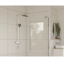 Moderná sprcha s hlavovou a ručnou sprchou vo svetlej kúpeľni.