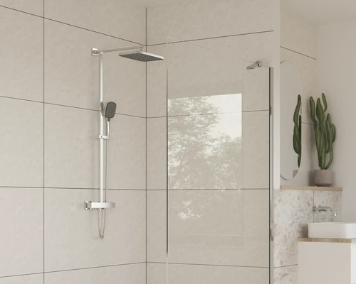 Moderná sprcha s hlavovou a ručnou sprchou vo svetlej kúpeľni.