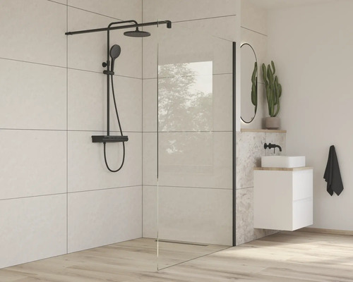 Moderná kúpeľňa so sprchou, umývadlom a zrkadlom