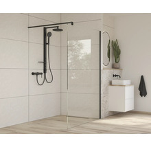 Moderná kúpeľňa s bezbariérovým sprchovacím kútom, čiernou sprchovacou armatúrou a umývadlom