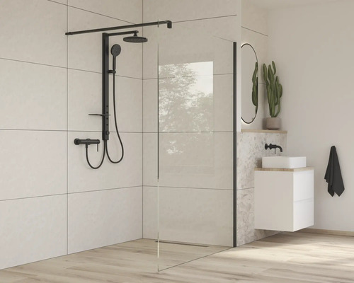 Moderná kúpeľňa s bezbariérovým sprchovacím kútom, čiernou sprchovacou armatúrou a umývadlom