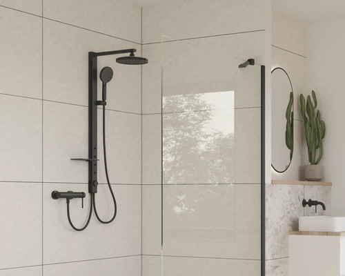 Moderná kúpeľňa s čiernou sprchovou armatúrou a sklenenou stenou.