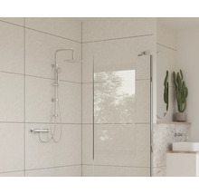 Kúpeľňa so sprchovou batériou, sprchovou stenou a umývadlom