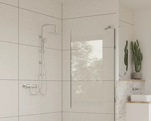 Kúpeľňa so sprchovou batériou, sprchovou stenou a umývadlom