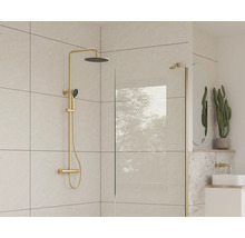 Moderná kúpeľňa so sprchovou batériou a sklenenou stenou