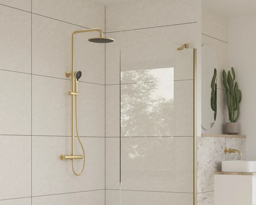 Moderná kúpeľňa so sprchovou batériou a sklenenou stenou