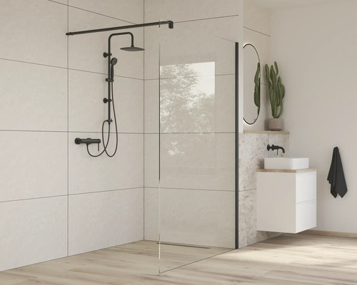 Moderná kúpeľňa so sprchovou zástenou, sprchovou armatúrou a umývadlovou skrinkou