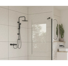 Moderná kúpeľňa s čiernou sprchovou súpravou, sprchovou zástenou a oválnym zrkadlom