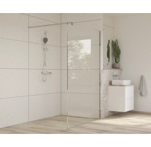 Kúpeľňa so sprchovacím kútom, umývadlom a batériou