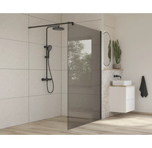 Moderná kúpeľňa so sklenenou sprchovou zástenou a sprchovou armatúrou