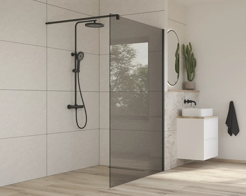 Moderná kúpeľňa so sklenenou sprchovou zástenou a sprchovou armatúrou