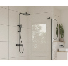 Kúpeľňa s čiernou sprchovou súpravou a sprchovou zástenou