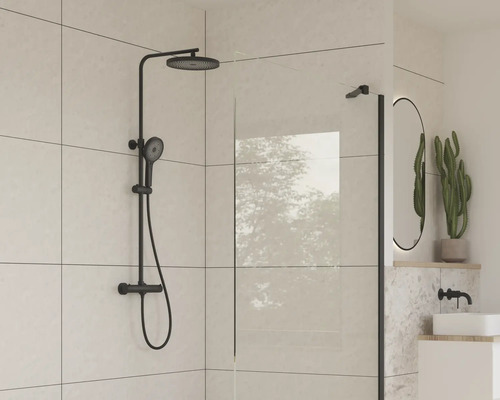 Kúpeľňa s čiernou sprchovou súpravou a sprchovou zástenou