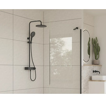 Sprchovací kút s armatúrami a doplnkami vo svetlej kúpeľni