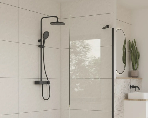 Sprchovací kút s armatúrami a doplnkami vo svetlej kúpeľni