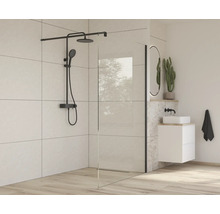 Moderná kúpeľňa so sprchovou zástenou, batériou a umývadlom