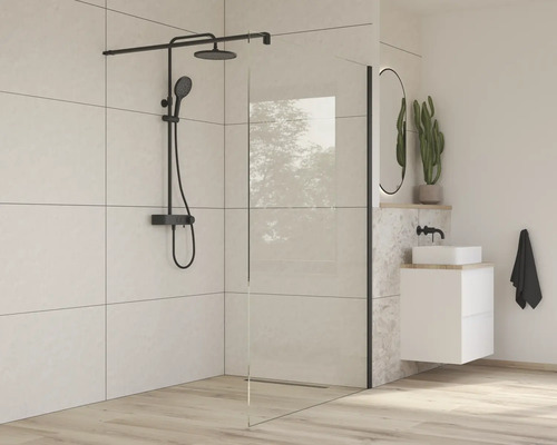 Moderná kúpeľňa so sprchovou zástenou, batériou a umývadlom