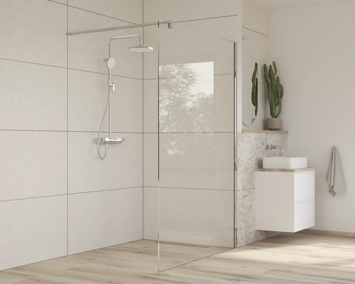 Svetlá kúpeľňa so sprchovacím kútom, umývadlom a zrkadlom