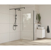 Svetlá kúpeľňa so sprchovacou zástenou, umývadlom a armatúrami