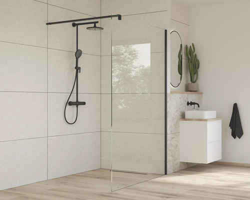 Svetlá kúpeľňa so sprchovacou zástenou, umývadlom a armatúrami