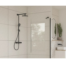 Sprchová armatúra s hlavovou a ručnou sprchou a sprchová stena v modernej kúpeľni.