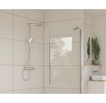 Sprchovací kút s hlavovou a ručnou sprchou vo svetlej kúpeľni