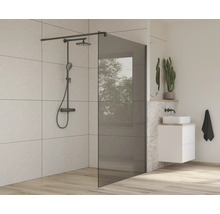 Moderná kúpeľňa so sklenenou sprchovou zástenou a armatúrami