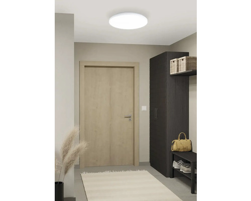 Chodba so stropnými svetlami, dverami, skriňou a botníkom pre usporiadaný vstupný priestor.