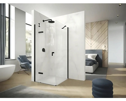 Walk-in sprchovací kút s čiernym rámom v moderne zariadenej kúpeľni
