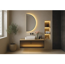 Moderná kúpeľňa s polkruhovým zrkadlom, umývadlom a rastlinou