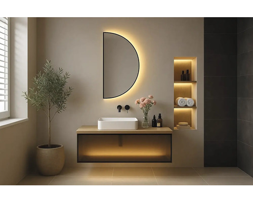 Moderná kúpeľňa s polkruhovým zrkadlom, umývadlom a rastlinou