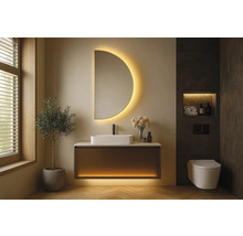 Moderná kúpeľňa s umývadlom, zrkadlom s osvetlením a závesným WC