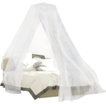 Posteľ s moskytiérou pre ochranu proti hmyzu v spálni.