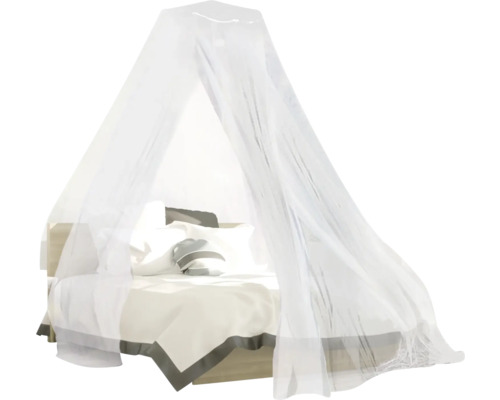 Posteľ s moskytiérou pre ochranu proti hmyzu v spálni.