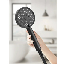 Ručná sprcha v čiernej farbe v kúpeľni