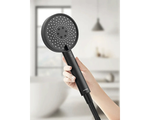 Ručná sprcha v čiernej farbe v kúpeľni