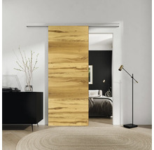 Čiastočne otvorené posuvné dvere s drevenou štruktúrou v modernom izbe