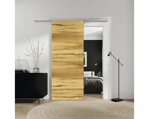 Čiastočne otvorené posuvné dvere s drevenou štruktúrou v modernom izbe