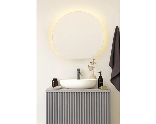 Kúpeľňa s okrúhlym zrkadlom, umývadlom a spodnou skrinkou