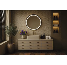 Moderná kúpeľňa s umývadlovou skrinkou, umývadlom na dosku a osvetleným zrkadlom