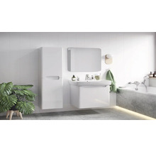 Kúpeľňa s umývadlom, zrkadlovou skrinkou a vysokou skriňou