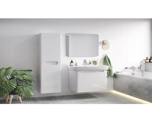 Kúpeľňa s umývadlom, zrkadlovou skrinkou a vysokou skriňou