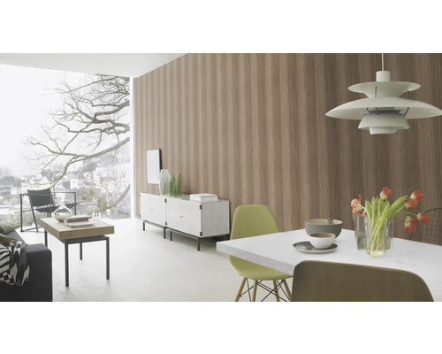 Svetlá obývacia izba s pruhovanou tapetou, jedálenským stolom, príborníkom a veľkým oknom