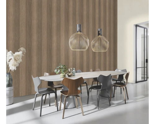 Jedáleň s jedálenským stolom, stoličkami a závesnými svietidlami pred stenou s tapetou so vzhľadom dreva