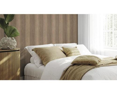 Spálňa s drevenými stenovými panelmi, posteľou a nočným stolíkom