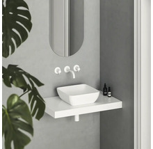 Moderná kúpeľňa s umývadlom na dosku, batériami a zrkadlom