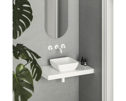 Moderná kúpeľňa s umývadlom na dosku, batériami a zrkadlom