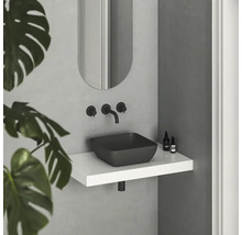 Moderná kúpeľňa s umývadlom, umývadlovou misou, batériou a zrkadlom